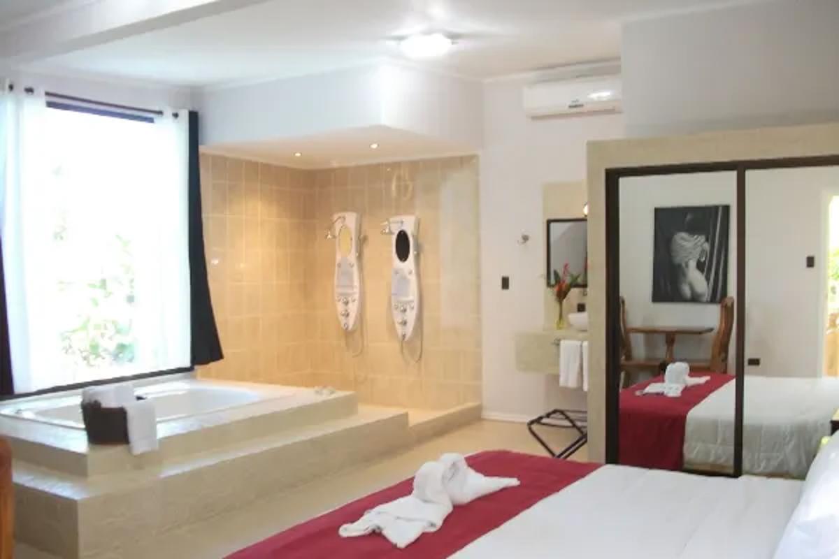 Copacabana Hotel & Suites